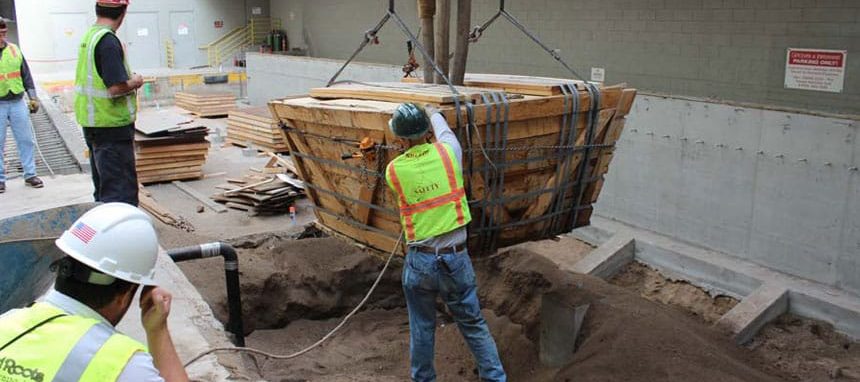 Receiving the tree into the indoor planting pit